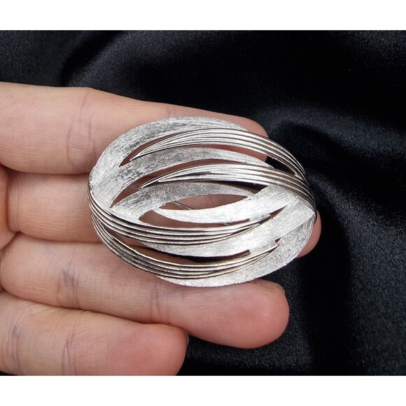 Vintage Trifari 1960s Silver-Tone Oval Swirl Brooch Pin Jewelry - Picture 4 of 5
